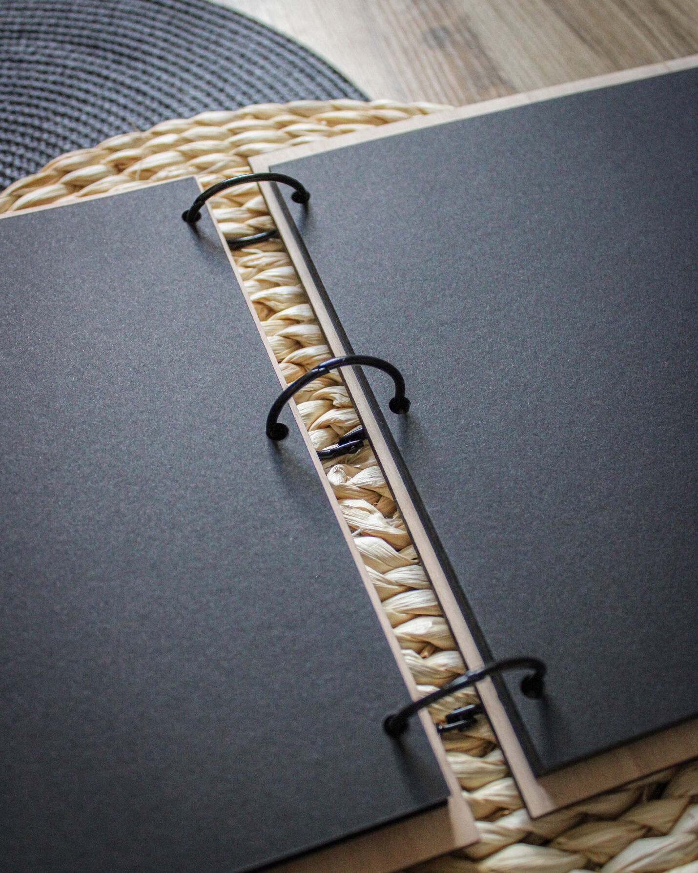 Pohled na boční hranu alba z profilu