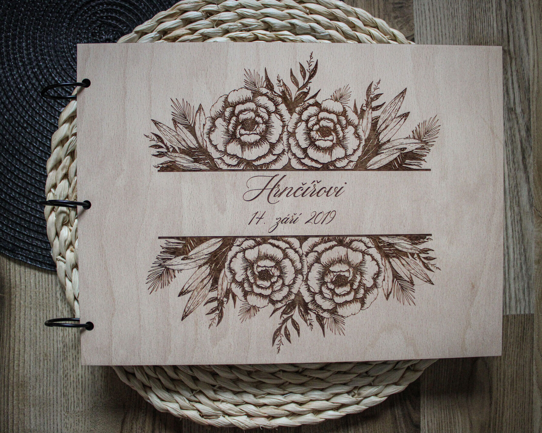 Dřevěné svatební fotoalbum s věncem pivoněk a jménem