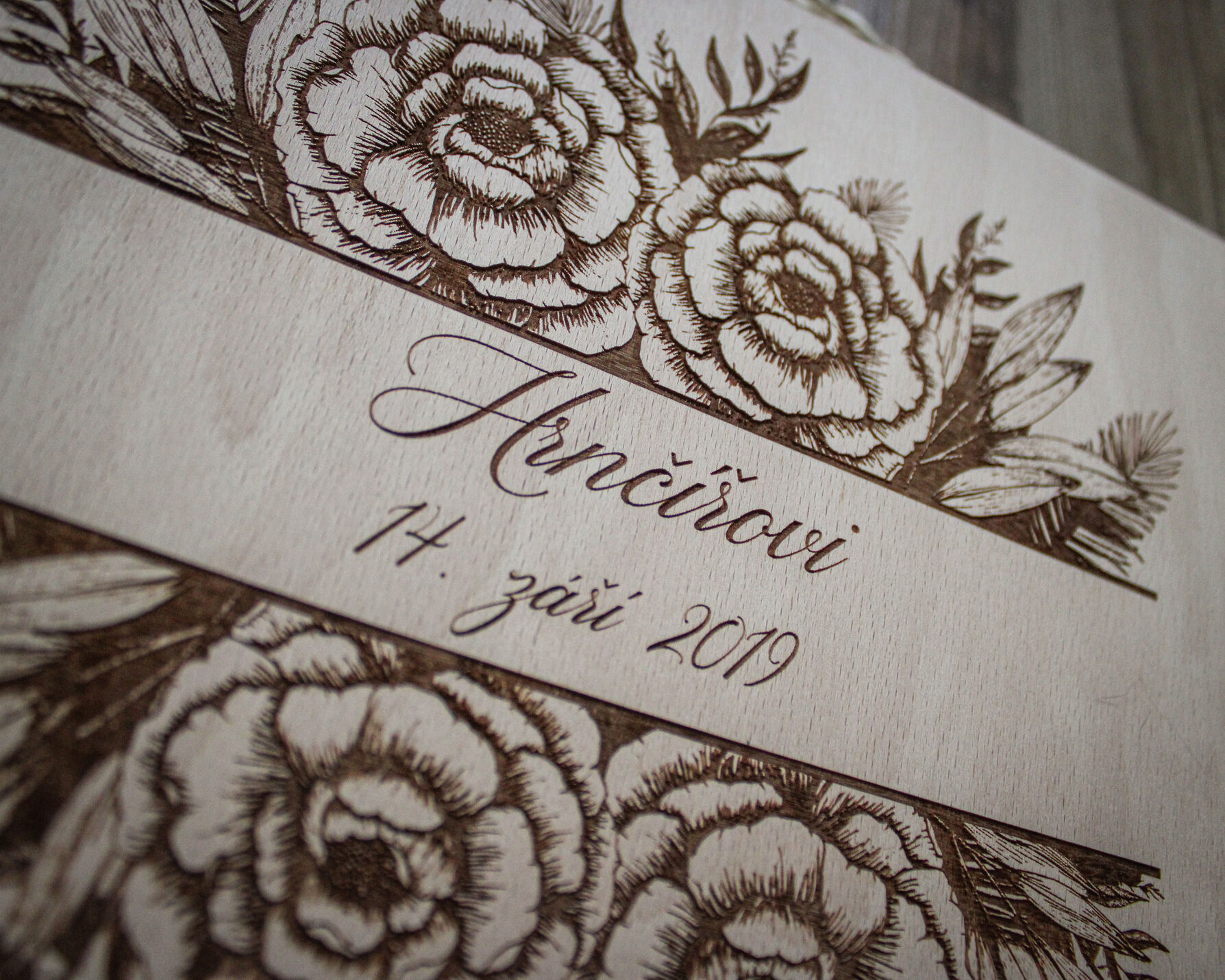 Celkový pohled na svatební fotoalbum s věncem pivoněk