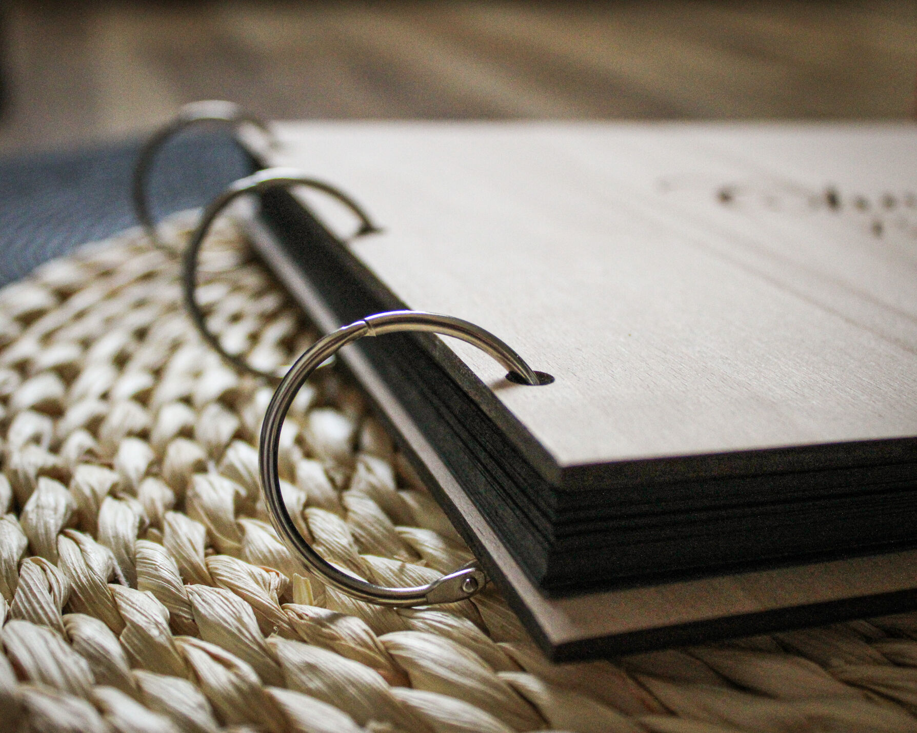 Detail gravírování věnce pivoněk do dřeva