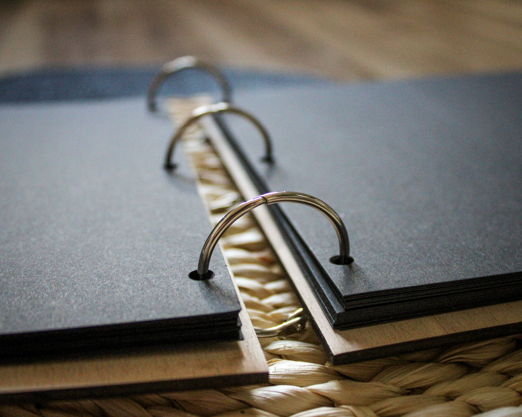 Detail laserového gravírování textu a květů do buku