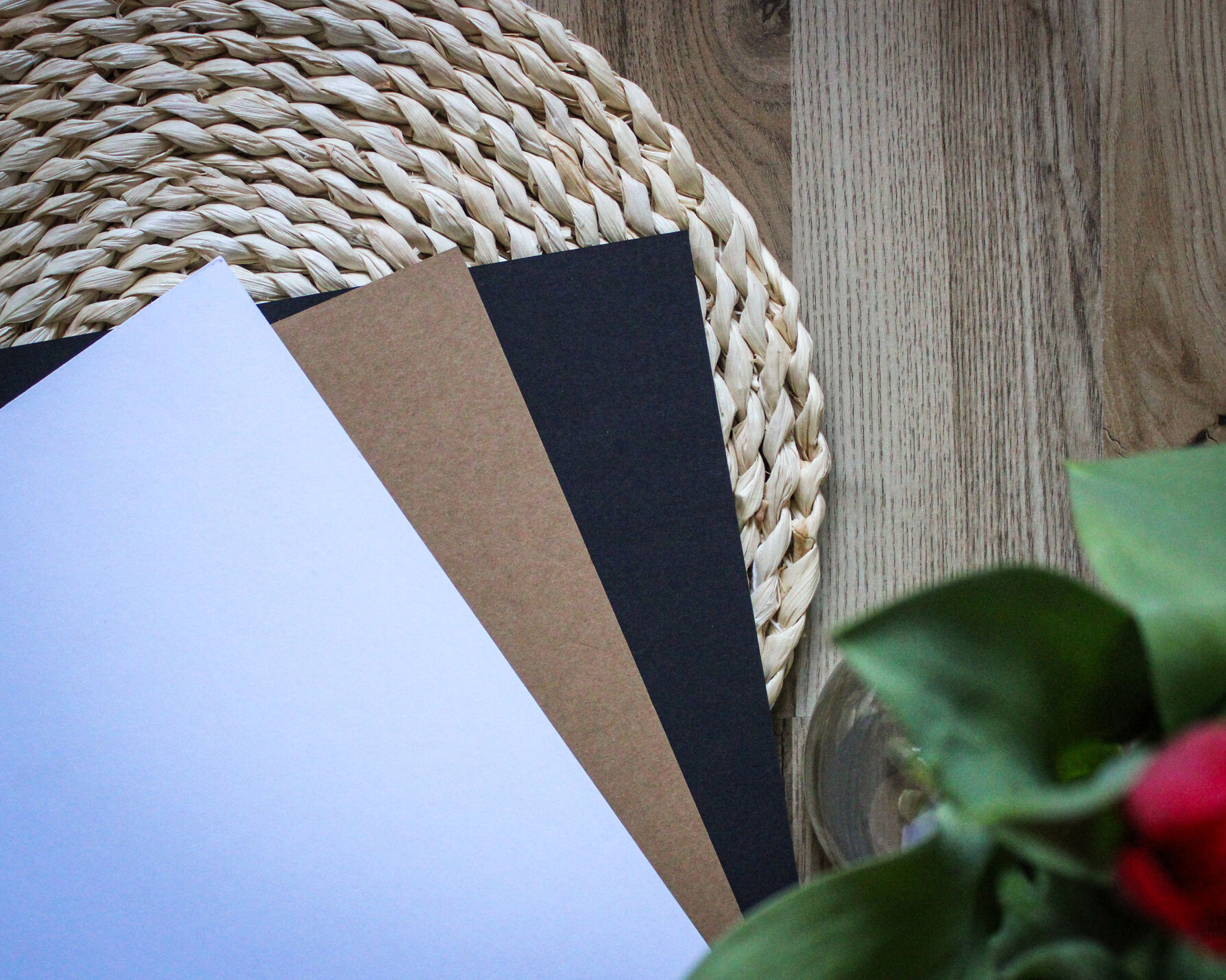 Černé a stříbrné knihařské kroužky jako detail alba