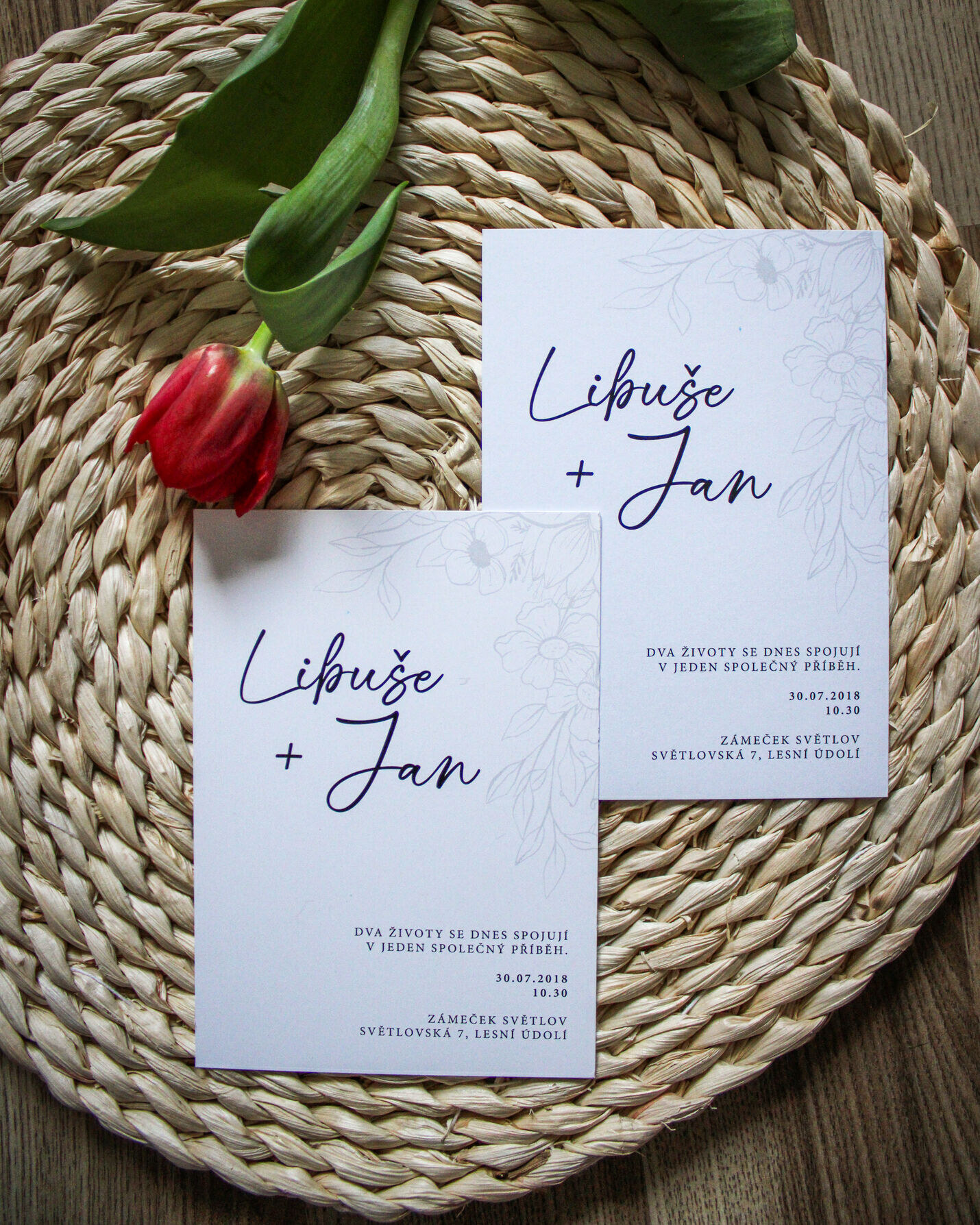 Svatební oznámení s motivem pivoněk v kruhu