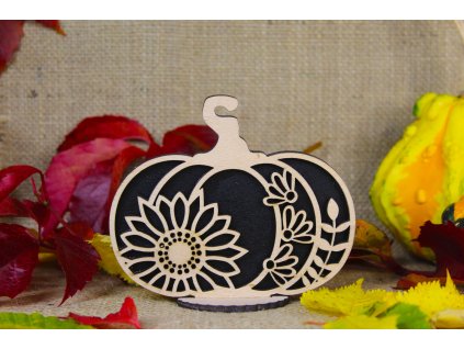 Černá dřevěná dýně s květinovým dekorem – rustikální podzimní ozdoba