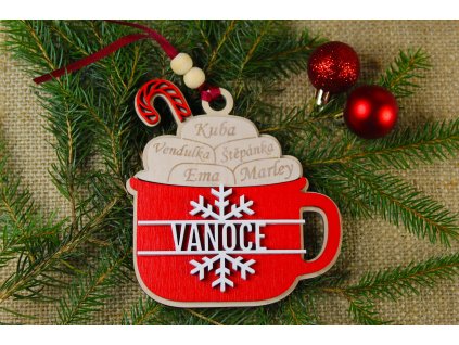 Personalizovaná dřevěná ozdoba – hrníček s gravírovaným jménem a vánočním motivem
