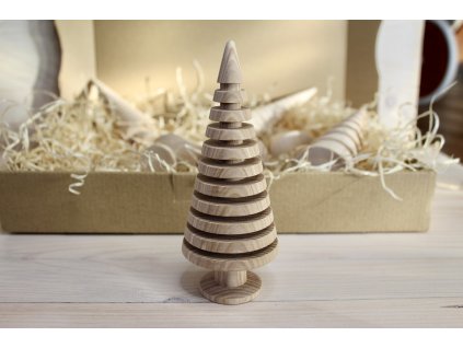 Dřevěný stromeček se spirálovými drážkami – designová dekorace z masivu