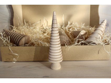 Dřevěný stromeček s jemným žebrováním – designová soustružená dekorace z masivu