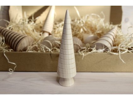 Dřevěný stromeček se spirálovým jemným žebrováním – soustružená dekorace z masivu