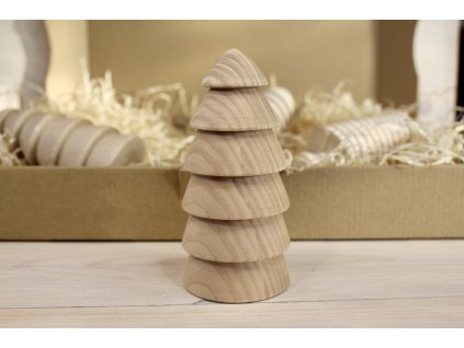 Dřevěný stromeček s vrstveným designem – soustružená dekorace z masivu
