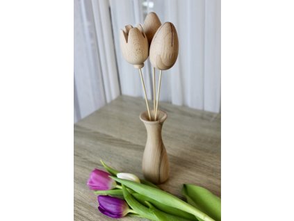 Dřevěné tulipány ve váze