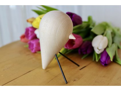 Dřevěný ptáček na kovových nožkách – minimalistická dekorace z přírodního dřeva