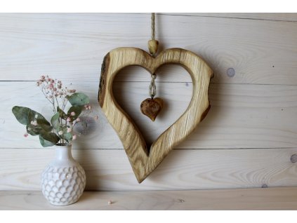 Dřevěné srdce s přívěskem – něžná dekorace plná emocí