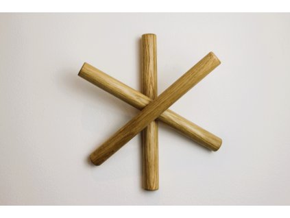 Dřevěný nástěnný věšák – praktická dekorace