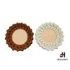 pletené podtácky bílé a hnědé s dřevěným středem