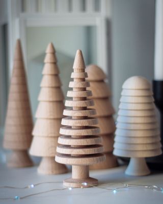 Dřevo má zvláštní schopnost uklidnit prostor. 🤍 Jemná kresba, hladká silueta, čisté linie… a najednou vznikne dekorace,...