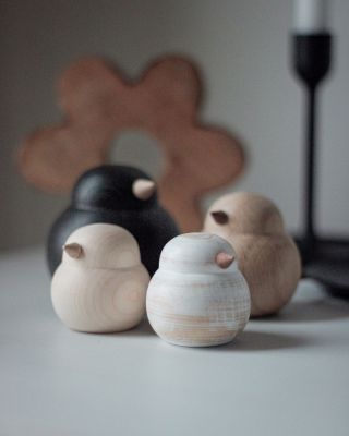 Představujeme vám naše nové přírůstky, které vnesou život do každého koutu vašeho domova. 🕊️✨ Naši ručně soustružení...