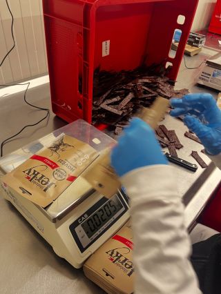 🎄 Vánoce nám zase dávají zabrat! Balíme, lepíme, chystáme… a když si myslíme, že máme hotovo, přijde další hromada...