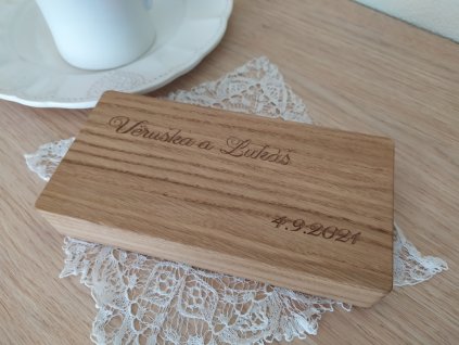 Krabička na peníze se jmeny a datem 1