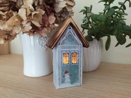 Zimní domeček se sněhulákem a stříškou-osvětlený