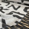 Pelerína s třásněněmi vlna a umělé vlákno s motivem Letters Black (1,45 m kus)