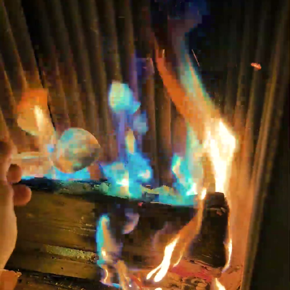 Modrozelené plameny v krbových kamnech po dávce Sadpalu