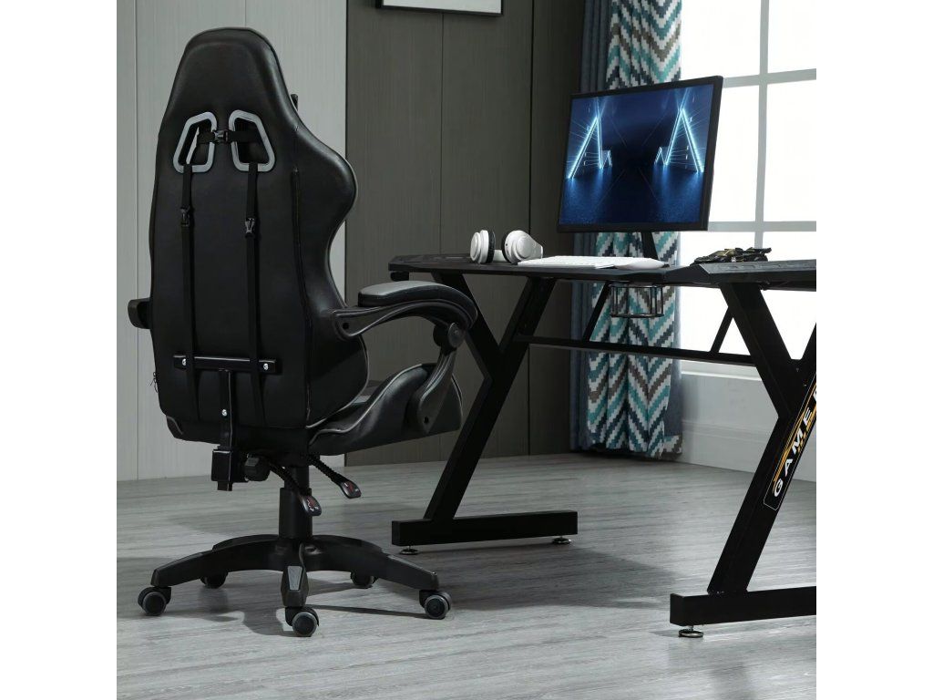 Židle v pracovně u stolu s monitorem