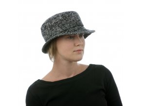 Vlněný dámský klobouk z rozšířenou krempou