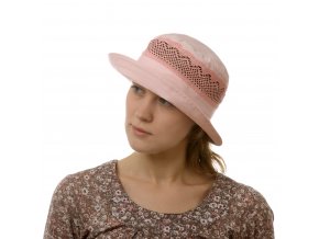 Růžový klobouk zdobený krajkou