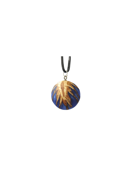 Lesní kapka – šiška  Lesní šiška v pryskyřici – přívěsek z epoxidu a dřeva