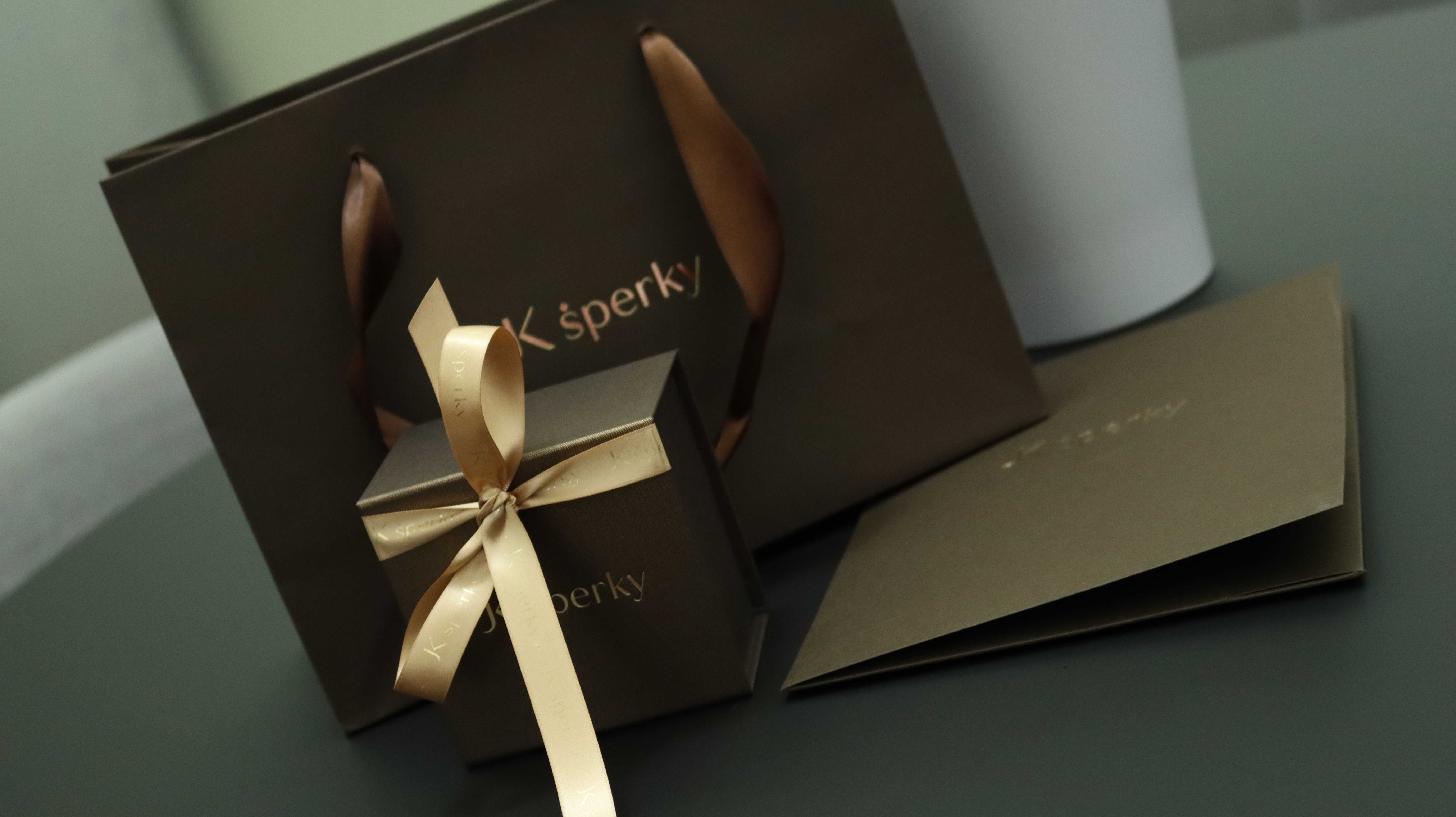 předání šperku zákazníkovi v dárkovém balení