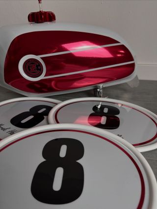 Polep nádrže ČZ v chromové červené – když klasika dostane nový lesk. ✨🏍️ #czmotorcycles #jk9graphics