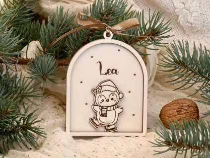 Drevená vianočná ozdoba tučniak na korčuliach - dvojvrstvová (meno)