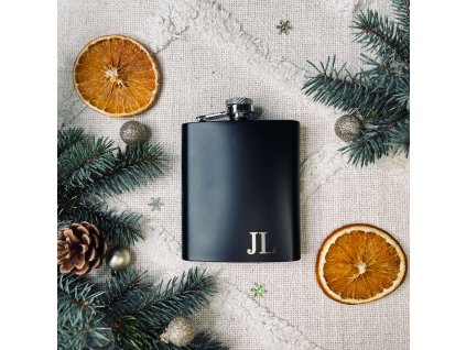 Černá placatka - iniciály