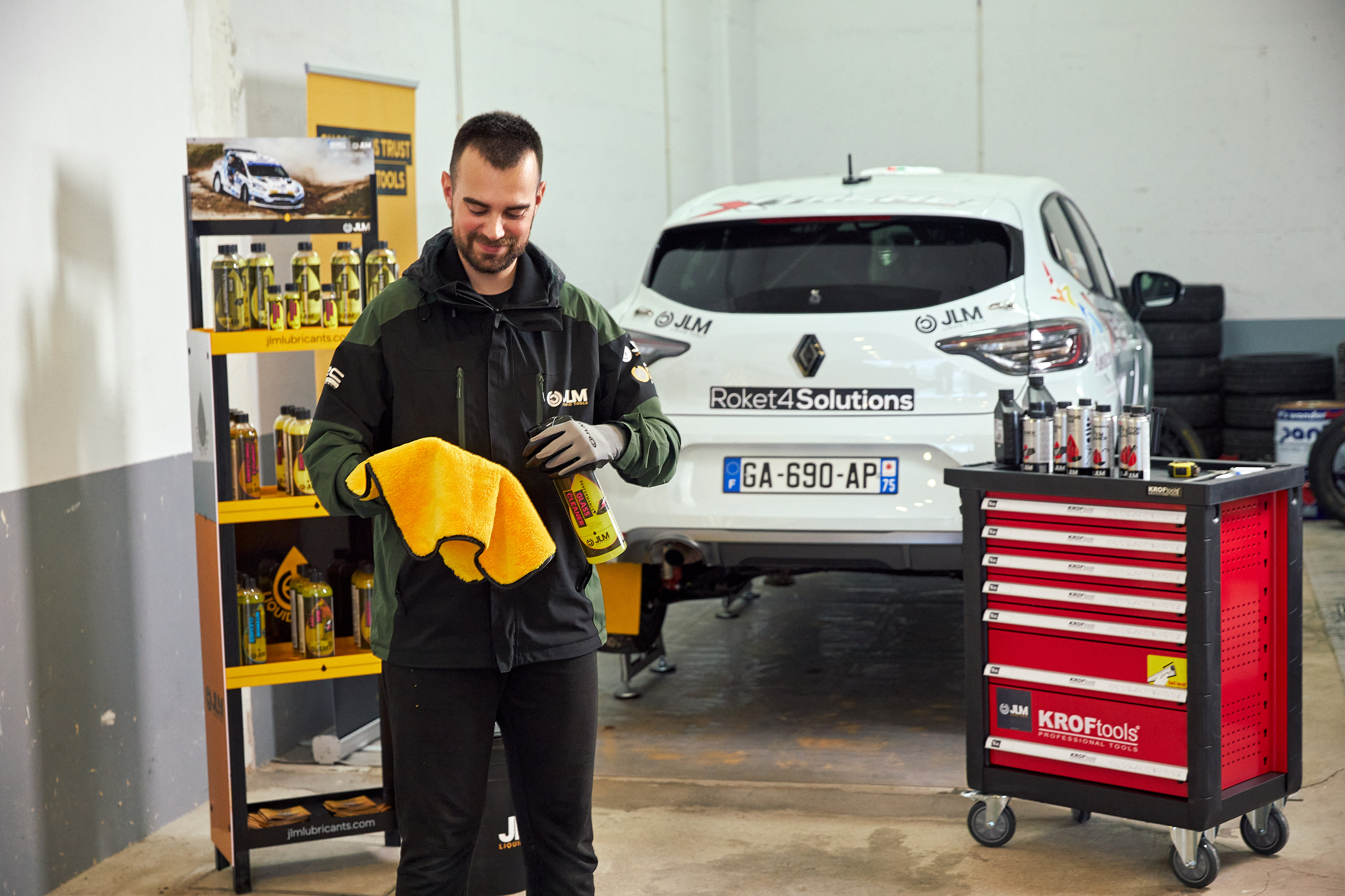 J08055_Performance_Glass_Cleaner_diesel_range_display_application_garage_saraiva_LS1