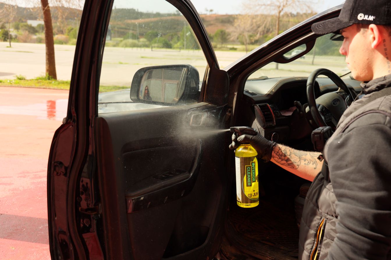 J08045_Interior_Cleaner_application_pickup_portimao_LS