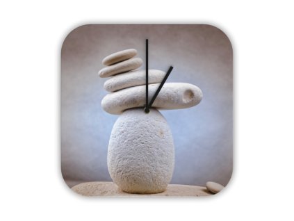 Hodiny s motivem socha z oblázků