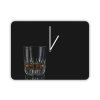 Hodiny s motivem sklenice whiskey
