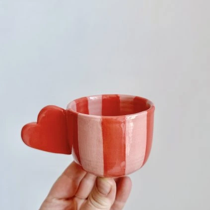 Hrnek ruby se srdíčkovým uchem