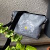 Týna - šedá crossbody taštička s výšivkou odkvetlé pampelišky