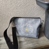 Týna - šedá crossbody taštička s výšivkou odkvetlé pampelišky