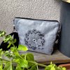 Týna - šedá crossbody taštička s výšivkou odkvetlé pampelišky 2