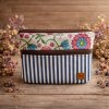 Dvoukapsová handmade taštička Joan Atelier se dvěma zipy, vzor šedo-bílý proužek a folklór, bavlněná
