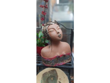 Keramická socha Ona  Keramická socha Bohyně