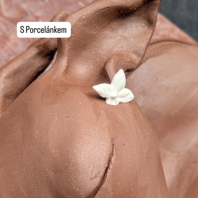 Chrtí holka s porcelánem za uchem🌸🌸 #johankastrnadova #minigalerie #chrt #keramickychrt #greysculpture