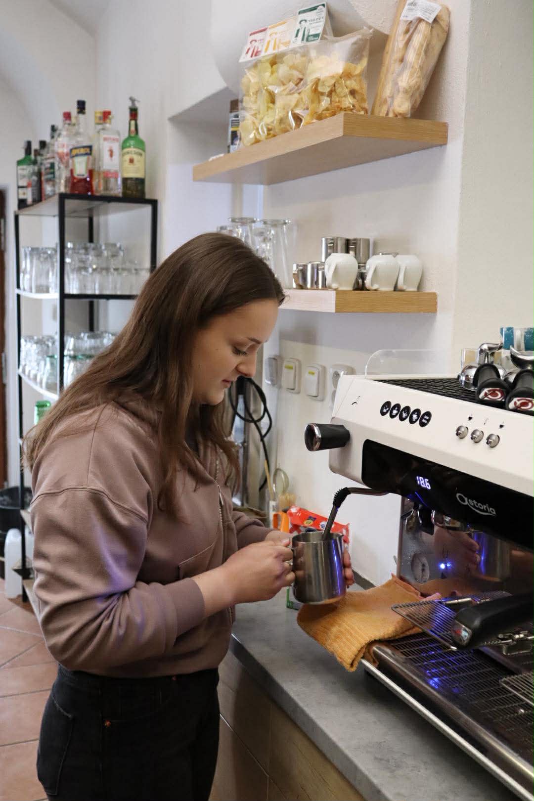 Příprava cappuccina na profesionálním kávovaru