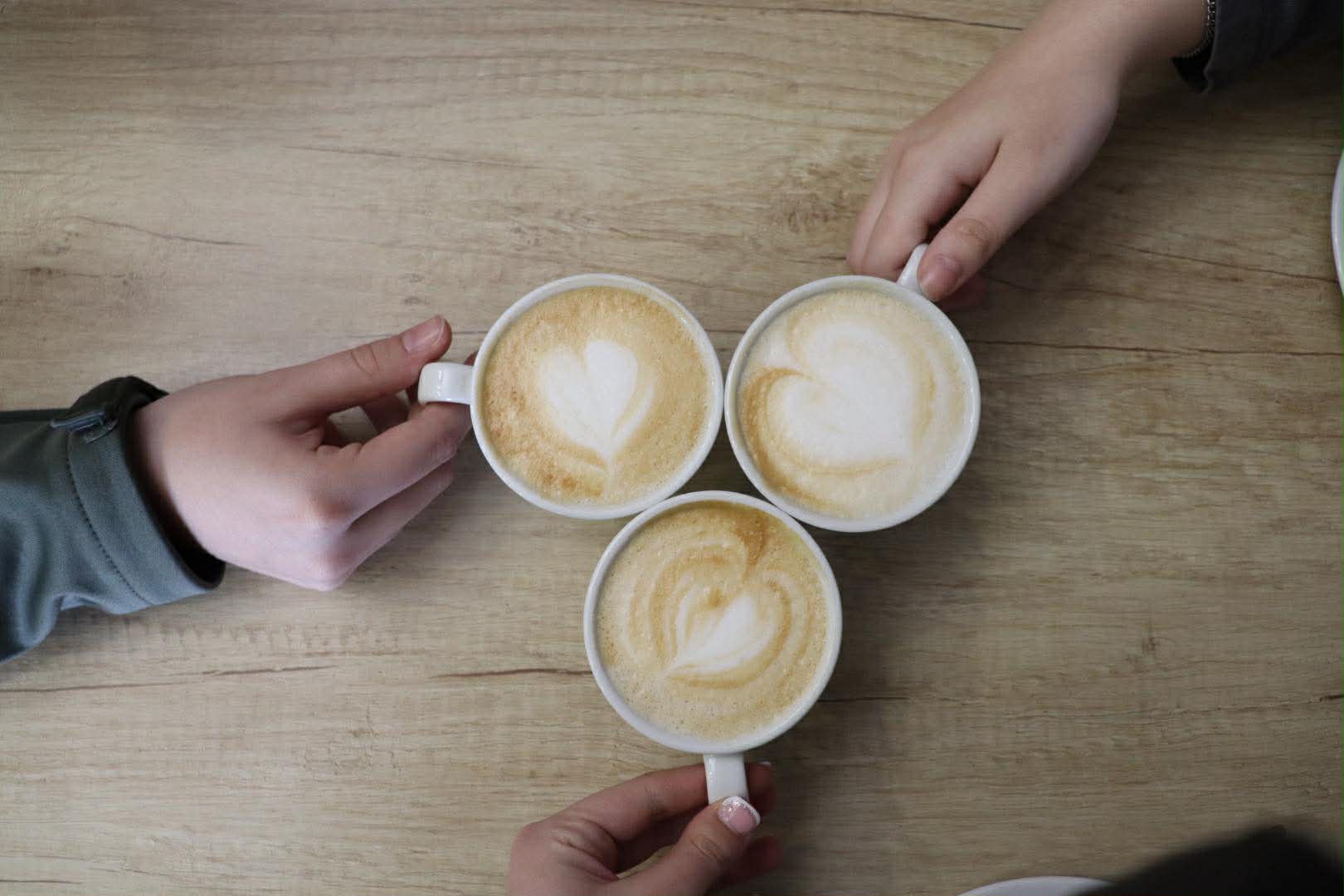 Hotová cappuccina s latte art — Johnny Coffee