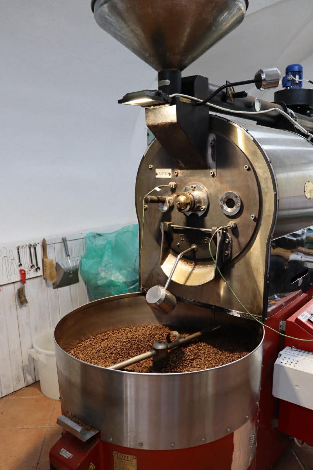 Pražička kávy v provozu — Johnny Coffee Moravský Krumlov