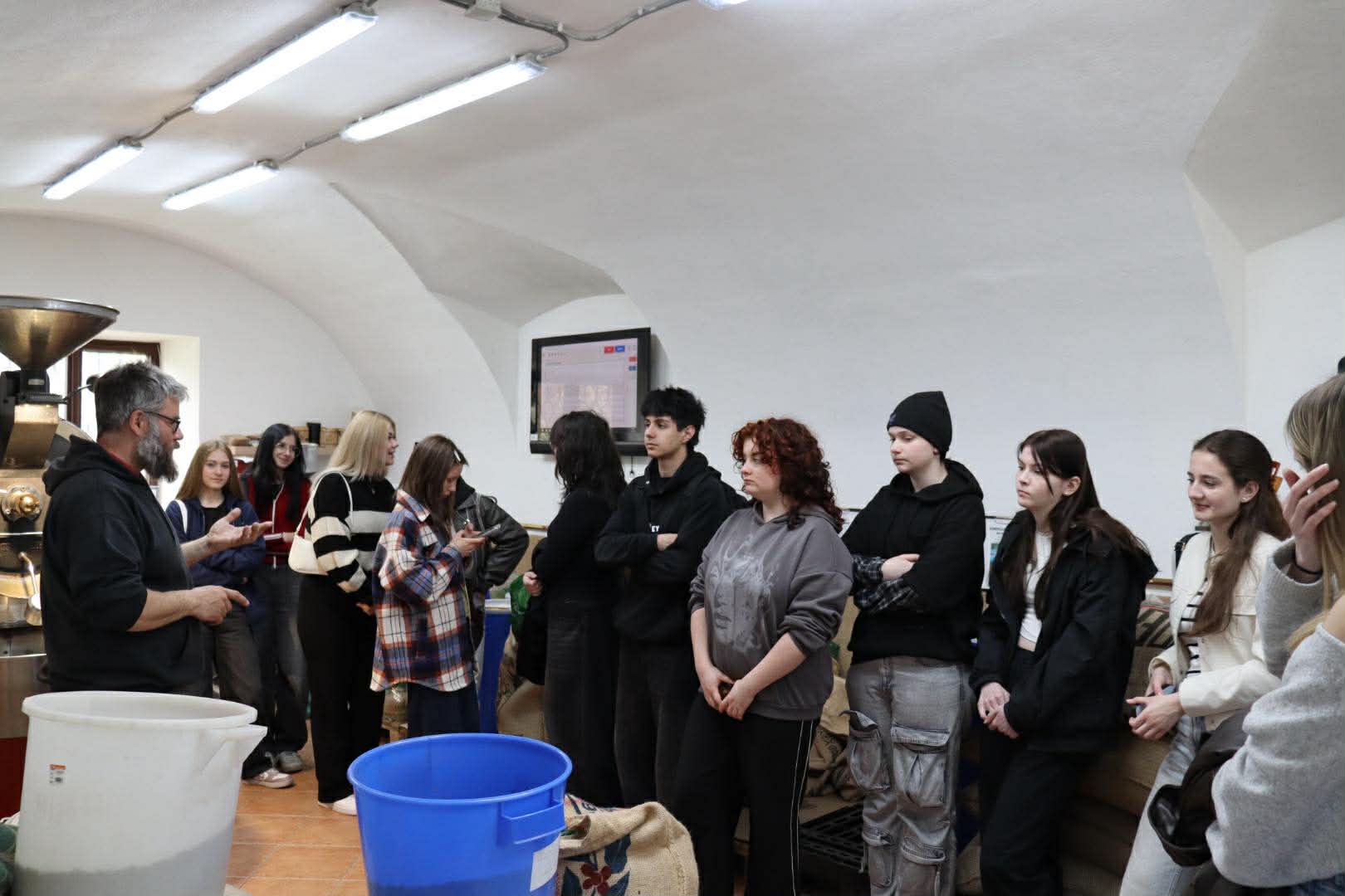 Výklad během prohlídky pražírny pro školy — Johnny Coffee