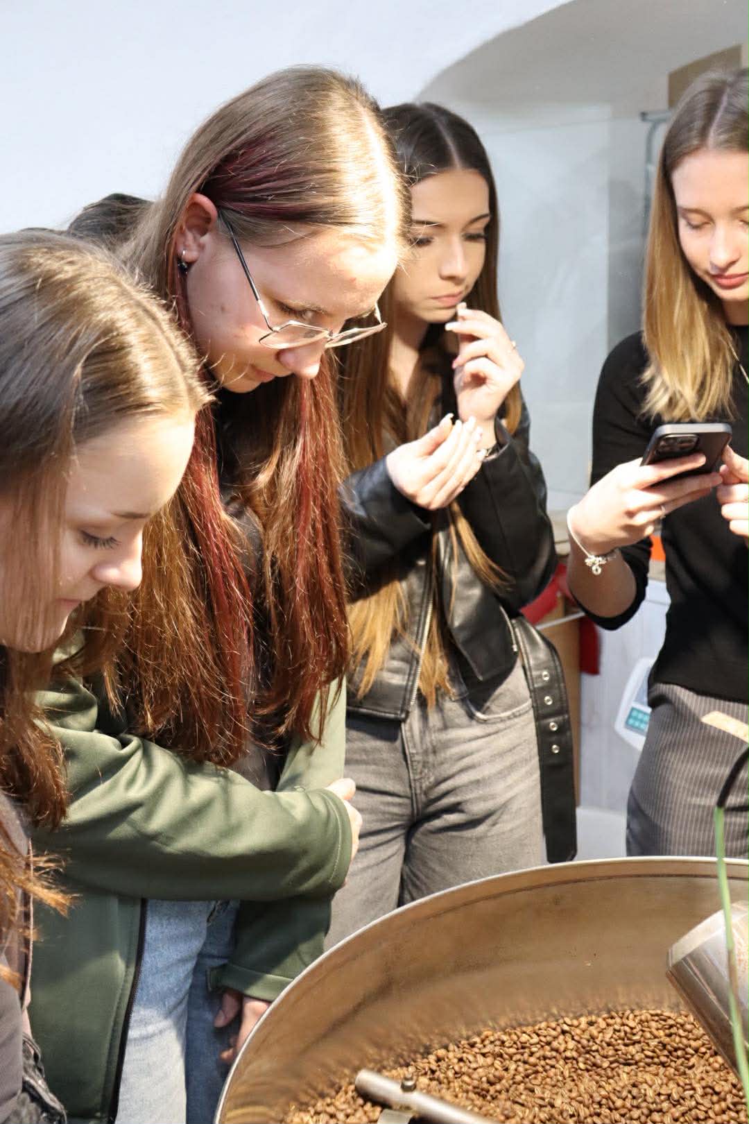 Studenti u pražičky během prohlídky pražírny Johnny Coffee