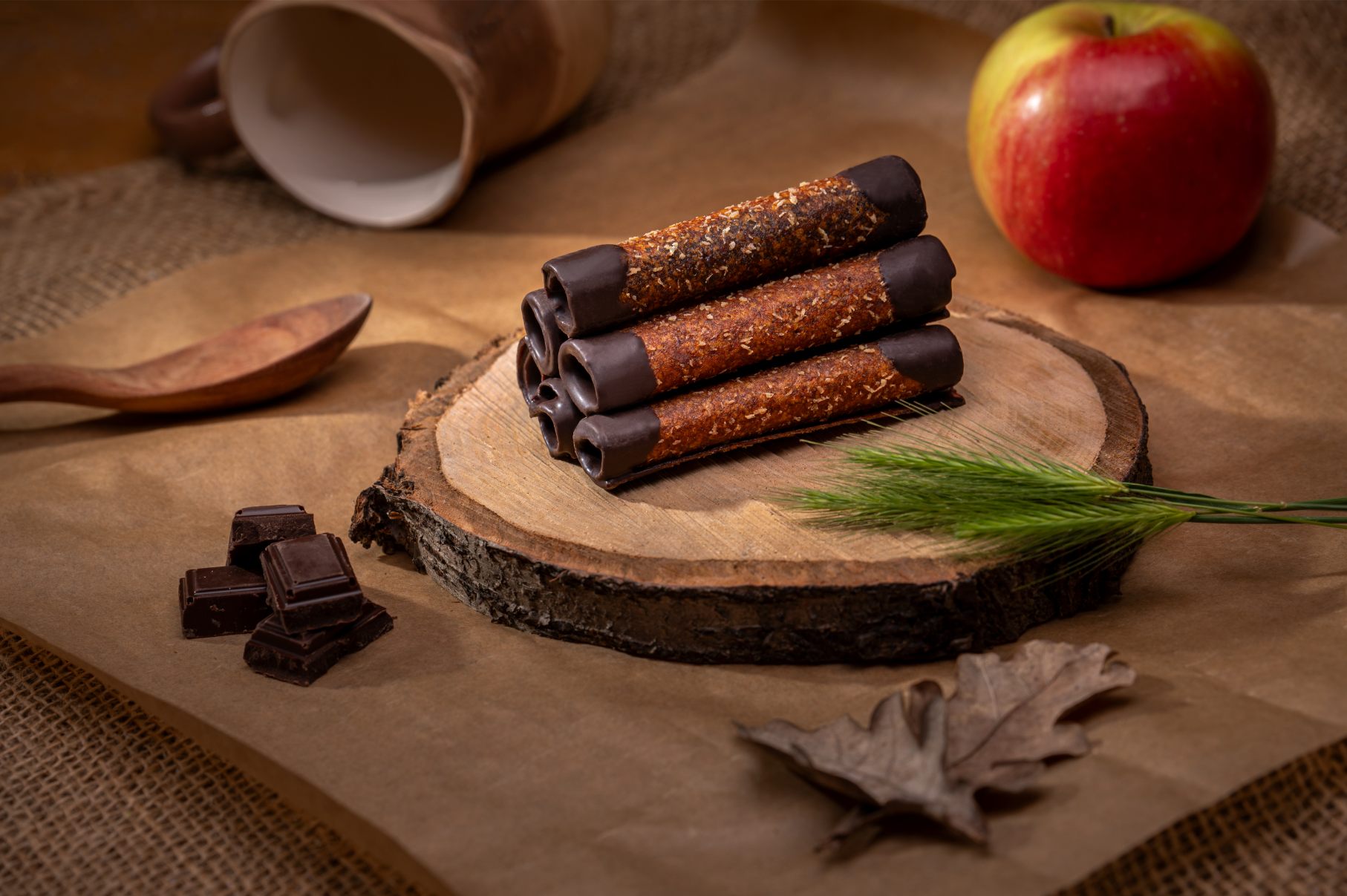 Jablečné trubičky s karobovou polevou